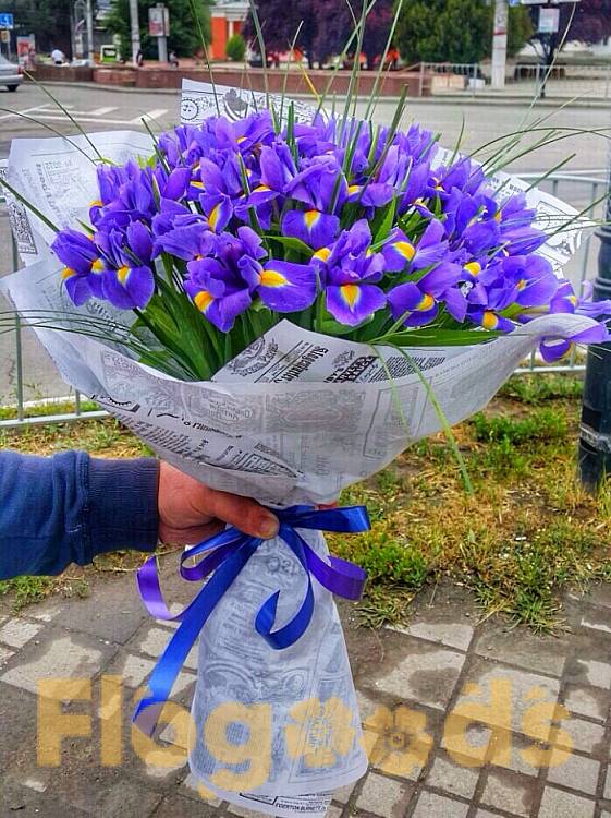 Букет «101 ирис» за 31 633 руб.